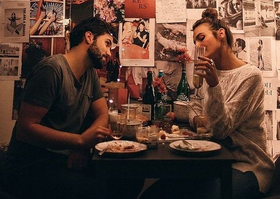 Makan malam romantis itu acara makan