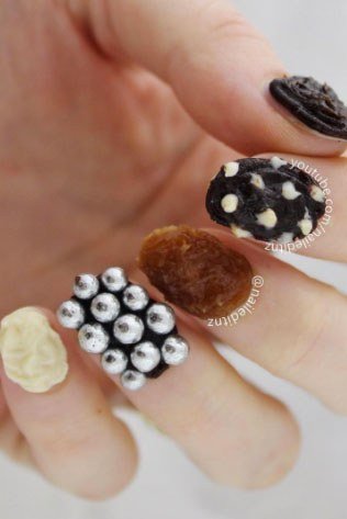 14+ Nail Art Terunik sampai Bikin Alis Kamu Mengernyit. Ada yang Lucu, Ada Pula yang Super Nyentrik