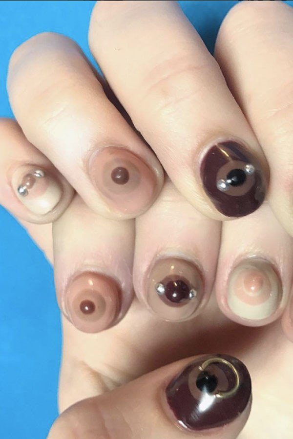 14+ Nail Art Terunik sampai Bikin Alis Kamu Mengernyit. Ada yang Lucu, Ada Pula yang Super Nyentrik