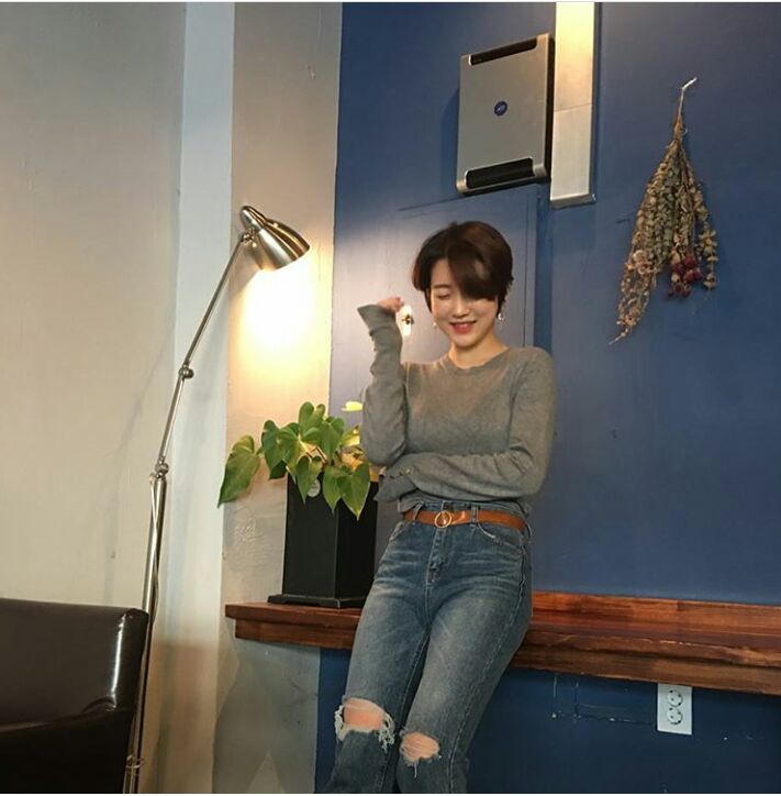 Sedikit Berkesan Tomboy, 10+ Gaya Hits Han Yoora Ini Buktikan Rambut Pendek Pun Bisa Bikin Terlihat Imut dan Manis