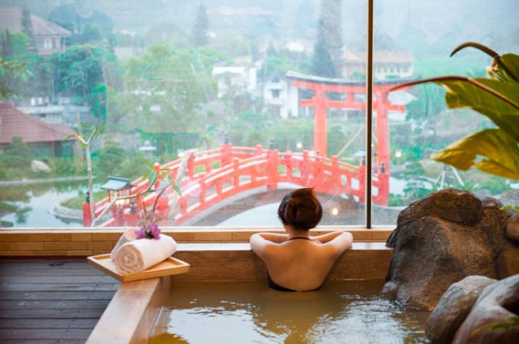 Nggak Harus ke Jepang, Kamu Bisa Menikmati Air Panas di Onsen Hot Spring Resort Malang!