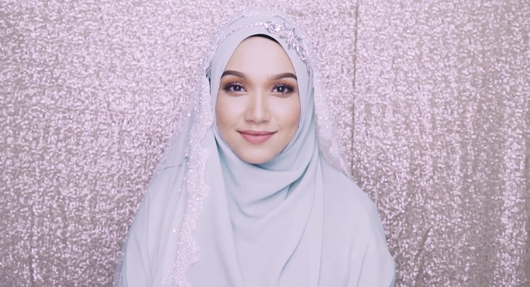 14 Ide Tatanan Rambut dan Hijab Pengantin dengan Aneka Side Tiara yang Memesona. Kunci Tampil Beda di Hari Istimewa