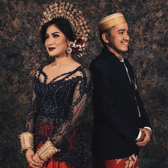 Parade Pengantin Bugis Mengenakan Baju Bodo Kaya Warna. Memikat Setiap Orang yang Memandangnya