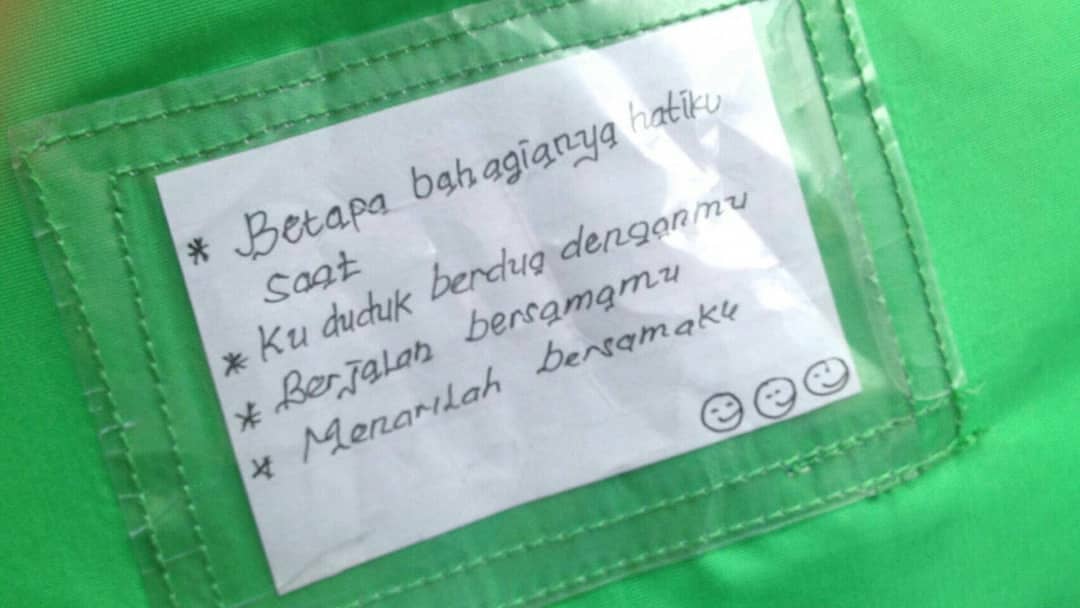 15 Tulisan di Jaket Ojol ini Bikin Penumpang Geregetan. Tapi Lumayan sih buat Hiburan di Jalan :D