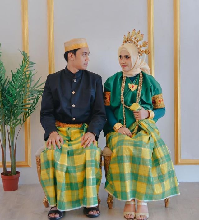 Parade Pengantin Bugis Mengenakan Baju Bodo Kaya Warna. Memikat Setiap Orang yang Memandangnya