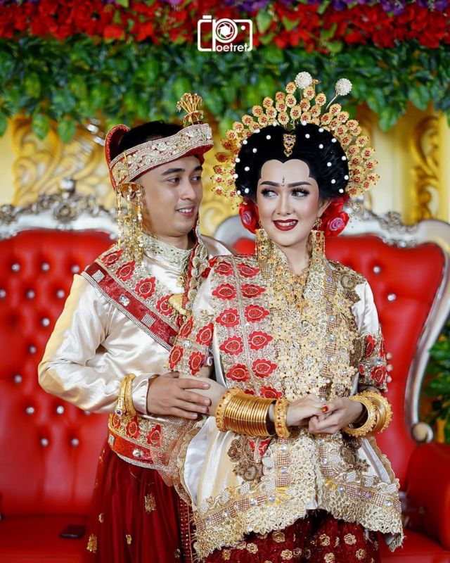 Parade Pengantin Bugis Mengenakan Baju Bodo Kaya Warna. Memikat Setiap Orang yang Memandangnya