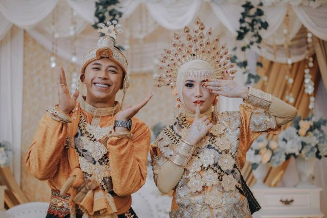 Parade Pengantin Bugis Mengenakan Baju Bodo Kaya Warna. Memikat Setiap Orang yang Memandangnya