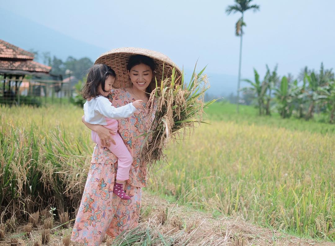 10 Potret Kehidupan Thalia yang Dekat dengan Alam dan Lingkungan 'Biasa'. Jarang Lihat Anak Artis Begini