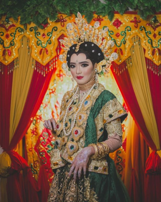 Parade Pengantin Bugis Mengenakan Baju Bodo Kaya Warna. Memikat Setiap Orang yang Memandangnya