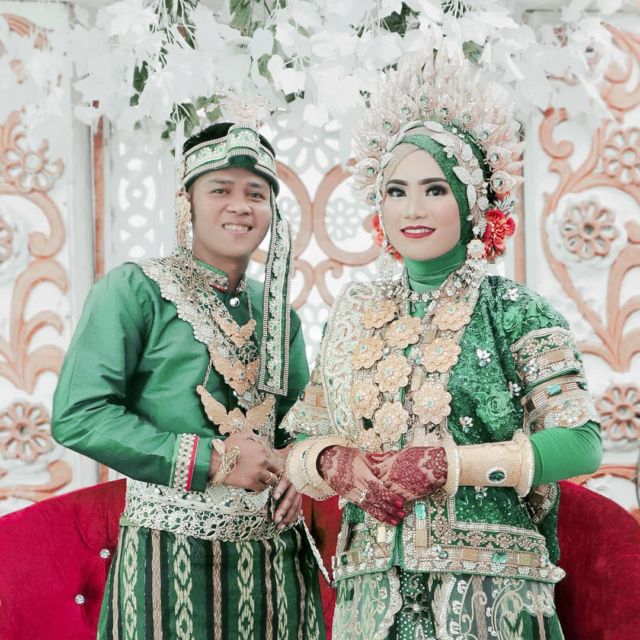 Parade Pengantin Bugis Mengenakan Baju Bodo Kaya Warna. Memikat Setiap Orang yang Memandangnya