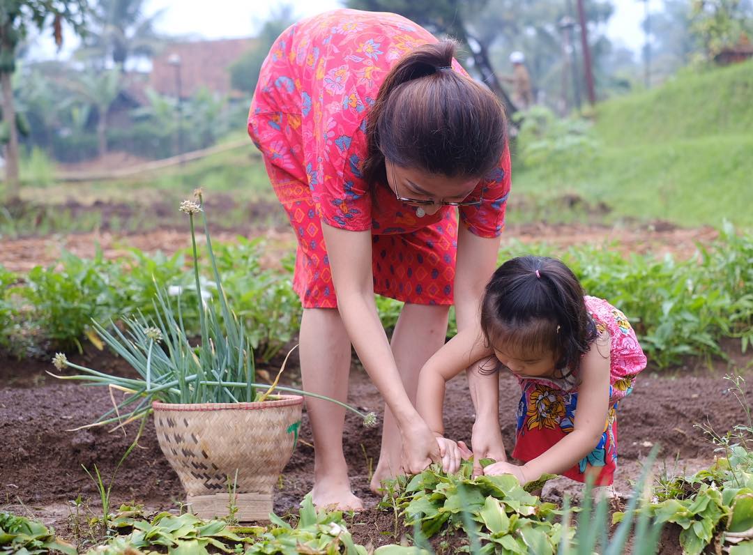 10 Potret Kehidupan Thalia yang Dekat dengan Alam dan Lingkungan 'Biasa'. Jarang Lihat Anak Artis Begini