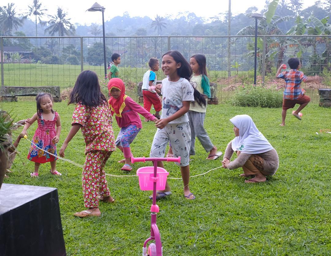 10 Potret Kehidupan Thalia yang Dekat dengan Alam dan Lingkungan 'Biasa'. Jarang Lihat Anak Artis Begini