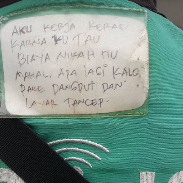 15 Tulisan di Jaket Ojol ini Bikin Penumpang Geregetan. Tapi Lumayan sih buat Hiburan di Jalan :D