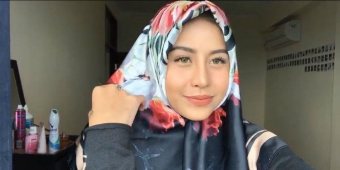 Menebak Alasan Awkarin Berjualan Hijab Sekaligus Jadi Modelnya. Bisnis Saja atau Keinginan Tulus, Ya?