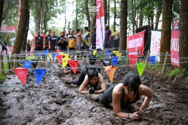 8 Potret Perjuangan Peserta Counterpain Mud Warrior 4. Nggak Jauh Beda Sama Waktu Kamu Menaklukkan Hati Mertua