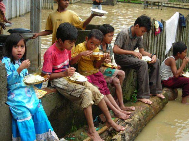 berbuka di lokasi banjir