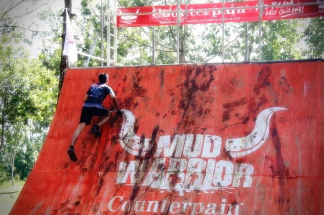 8 Potret Perjuangan Peserta Counterpain Mud Warrior 4. Nggak Jauh Beda Sama Waktu Kamu Menaklukkan Hati Mertua