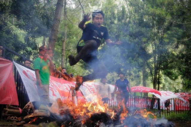 8 Potret Perjuangan Peserta Counterpain Mud Warrior 4. Nggak Jauh Beda Sama Waktu Kamu Menaklukkan Hati Mertua