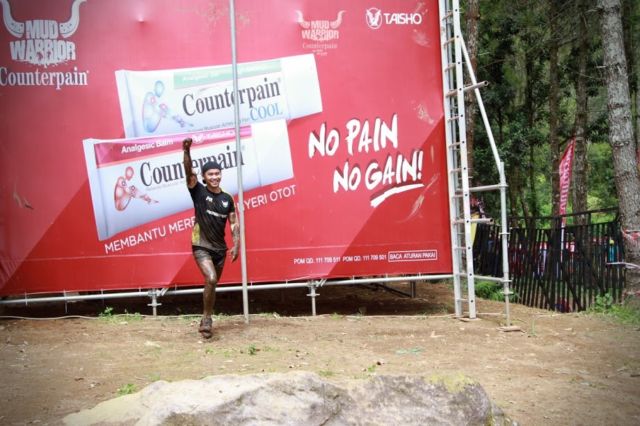 8 Potret Perjuangan Peserta Counterpain Mud Warrior 4. Nggak Jauh Beda Sama Waktu Kamu Menaklukkan Hati Mertua