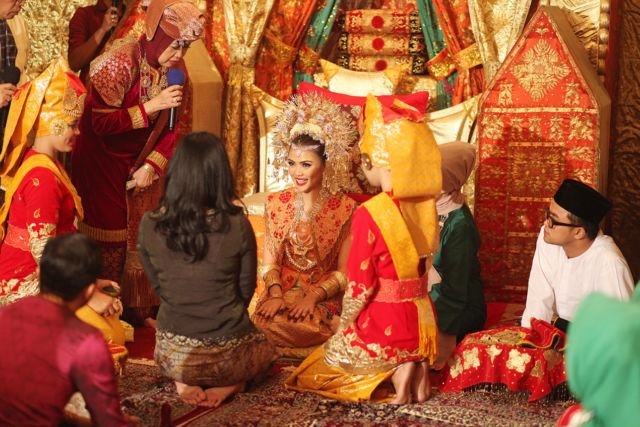 Tentang Malam Bainai, Momen 'Pelepasan' Pengantin Minang yang Menyentuh Hati. Tak Jarang Tangis Terpecah di Sini