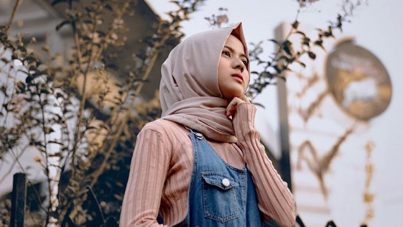 Cewek Cantik Memang Menggoda, Tapi Sungguh Cewek Sholehah Jauh Lebih Mempesona