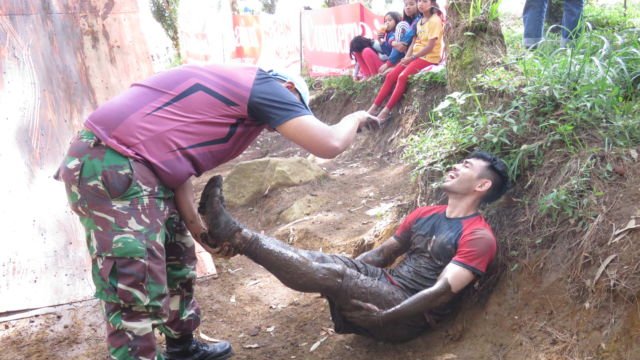 Serunya Counterpain Mud Warrior 4. Gaya Lomba Maraton Terbaru yang Bakal Jadi Trend Dunia