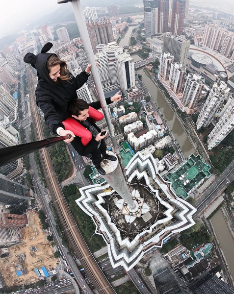 Pasangan Penantang Maut, Ivan dan Angela yang Suka Selfie di Gedung Pencakar Langit. Ngilu Lihatnya