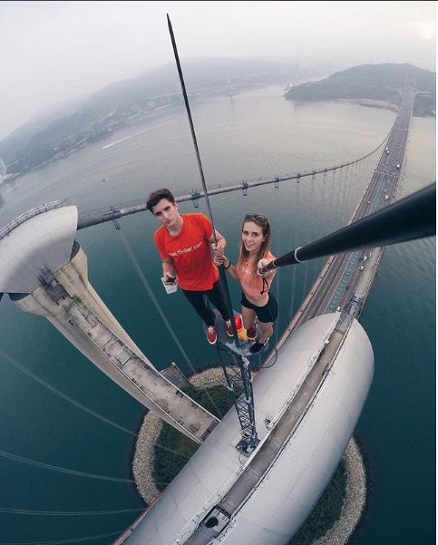 Pasangan Penantang Maut, Ivan dan Angela yang Suka Selfie di Gedung Pencakar Langit. Ngilu Lihatnya