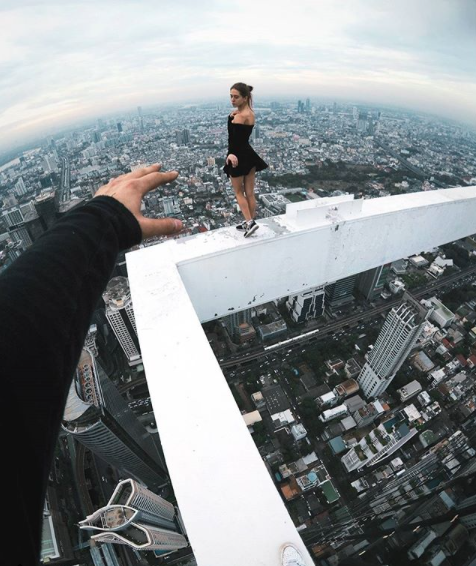 Pasangan Penantang Maut, Ivan dan Angela yang Suka Selfie di Gedung Pencakar Langit. Ngilu Lihatnya