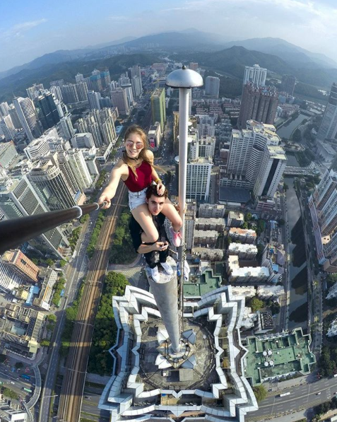 Pasangan Penantang Maut, Ivan dan Angela yang Suka Selfie di Gedung Pencakar Langit. Ngilu Lihatnya