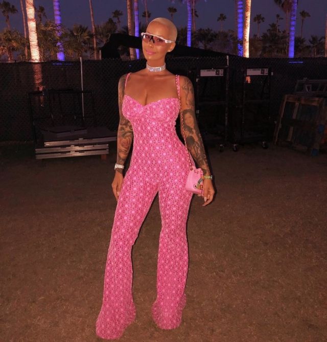 16+ Setelan Outfit Seleb Dunia Saat Nonton Festival Musik Coachella 2018. Lumayan Nih Buat Inspirasi~