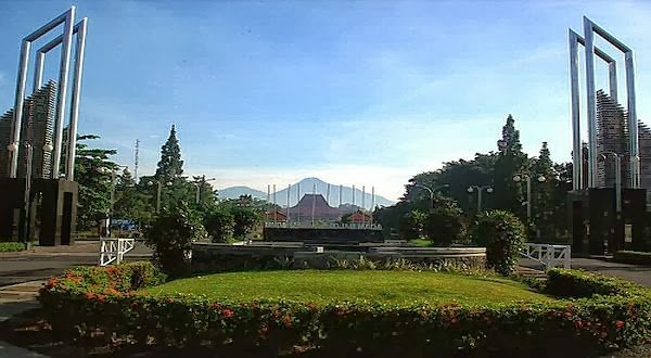 Di-frame oleh Gerbang Bentar, berlatar Gunung Merapi