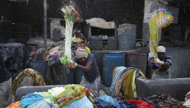 Yuk, Intip Potret Laundry Manual Terbesar di Dunia Ini. Nyucinya Masih Pakai Tangan Lho!