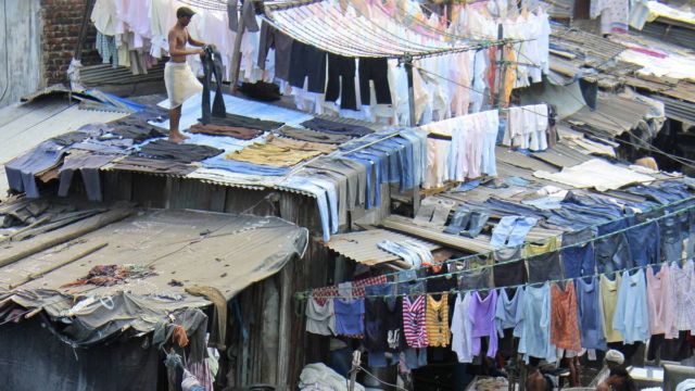 Yuk, Intip Potret Laundry Manual Terbesar di Dunia Ini. Nyucinya Masih Pakai Tangan Lho!