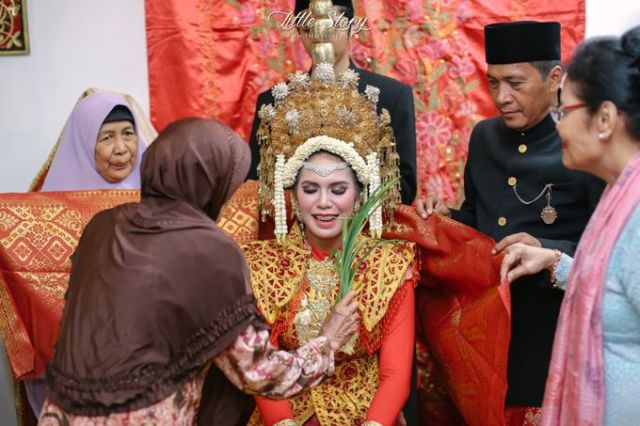 Tentang Malam Bainai, Momen 'Pelepasan' Pengantin Minang yang Menyentuh Hati. Tak Jarang Tangis Terpecah di Sini