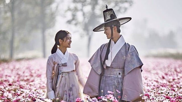 Lee Yeong dan Hong Ra On di sebuah taman bunga.