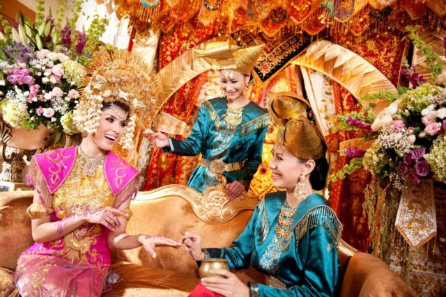 Tentang Malam Bainai, Momen 'Pelepasan' Pengantin Minang yang Menyentuh Hati. Tak Jarang Tangis Terpecah di Sini