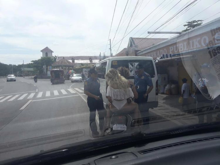 Dianggap Terlalu Seksi, Turis Berbikini di Filipina Diciduk Polisi. Naik Motor kok Pakai Bikini?