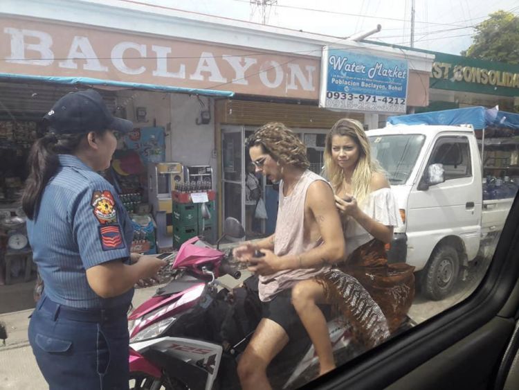 Dianggap Terlalu Seksi, Turis Berbikini di Filipina Diciduk Polisi. Naik Motor kok Pakai Bikini?