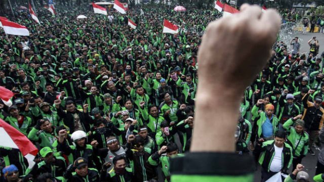 Cuma Gara-gara Nggak Ikut Demo, Driver Ojol Wanita ini Dipermalukan di Depan Umum. Kok Tega Sih?