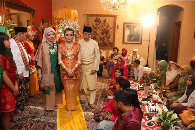 Tentang Malam Bainai, Momen 'Pelepasan' Pengantin Minang yang Menyentuh Hati. Tak Jarang Tangis Terpecah di Sini