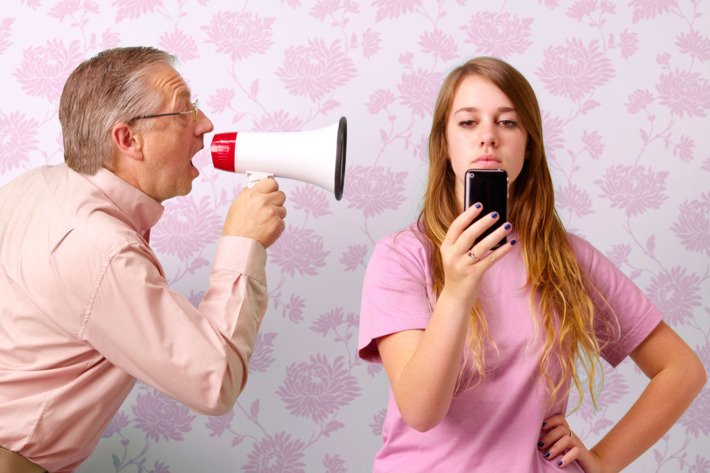 7 Usaha Mencairkan Suasana Canggungmu dengan Ayah yang Diam-diam Juga Butuh Perhatian