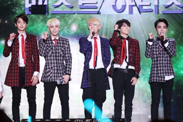 SHINee memenangkan penghargaan