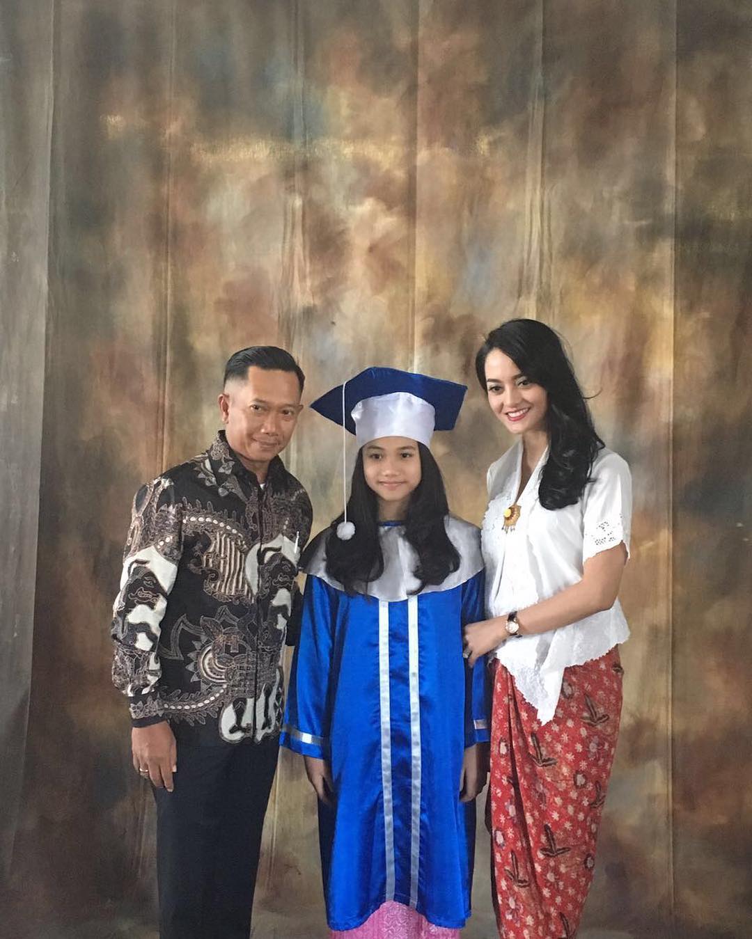 Salut! Meski Sudah Bercerai, 9 Mantan Pasangan Artis ini Tetap Hadir Bersama di Acara Wisuda sang Anak