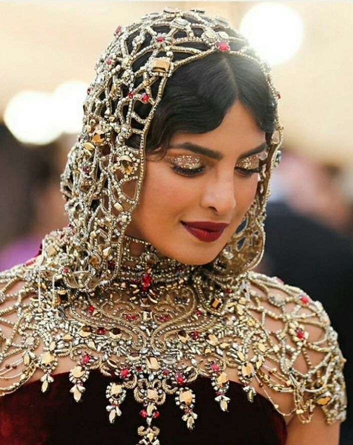 10 Hiasan Rambut Terfenomenal di Ajang Bergengsi Met Gala 2018. Yang Mana Nih, Favoritmu?