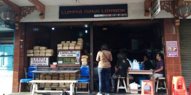 Main ke Semarang jangan lupa mampir di Lumpia Gang Lombok (foto: dokumentasi penulis)