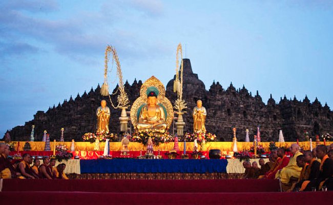 Menikmati Pelepasan Lampion Waisak 2018 di Candi Borobudur. Ritual Agama yang Mengagumkan!