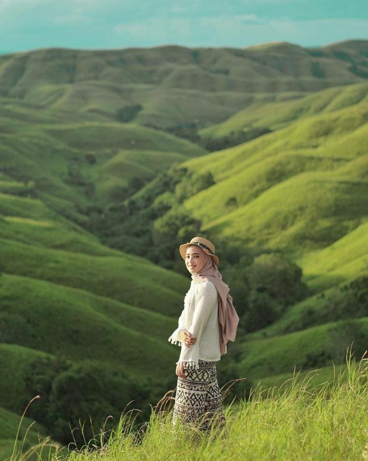 Menikmati Senja di Bukit Wairinding, Surga yang Tertinggal di Tanah Sumba yang Bikin Merinding!