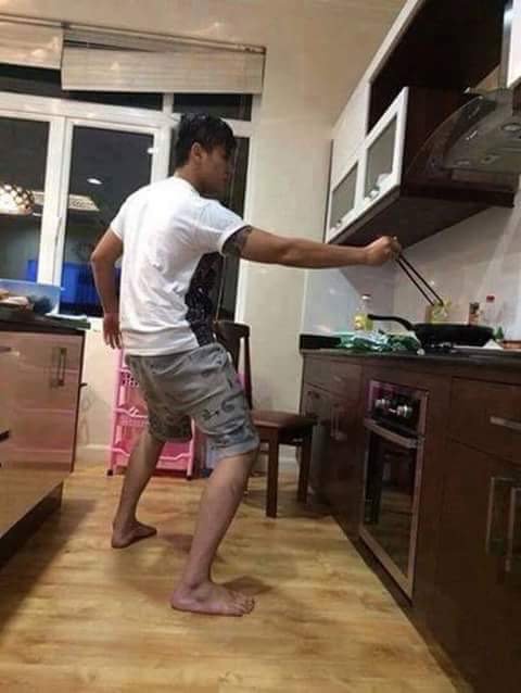 Kocak Abis, 11+ Foto Cowok Memasak ini Memang Bikin Greget. Takut Banget Kena Minyak Panas, Bang?