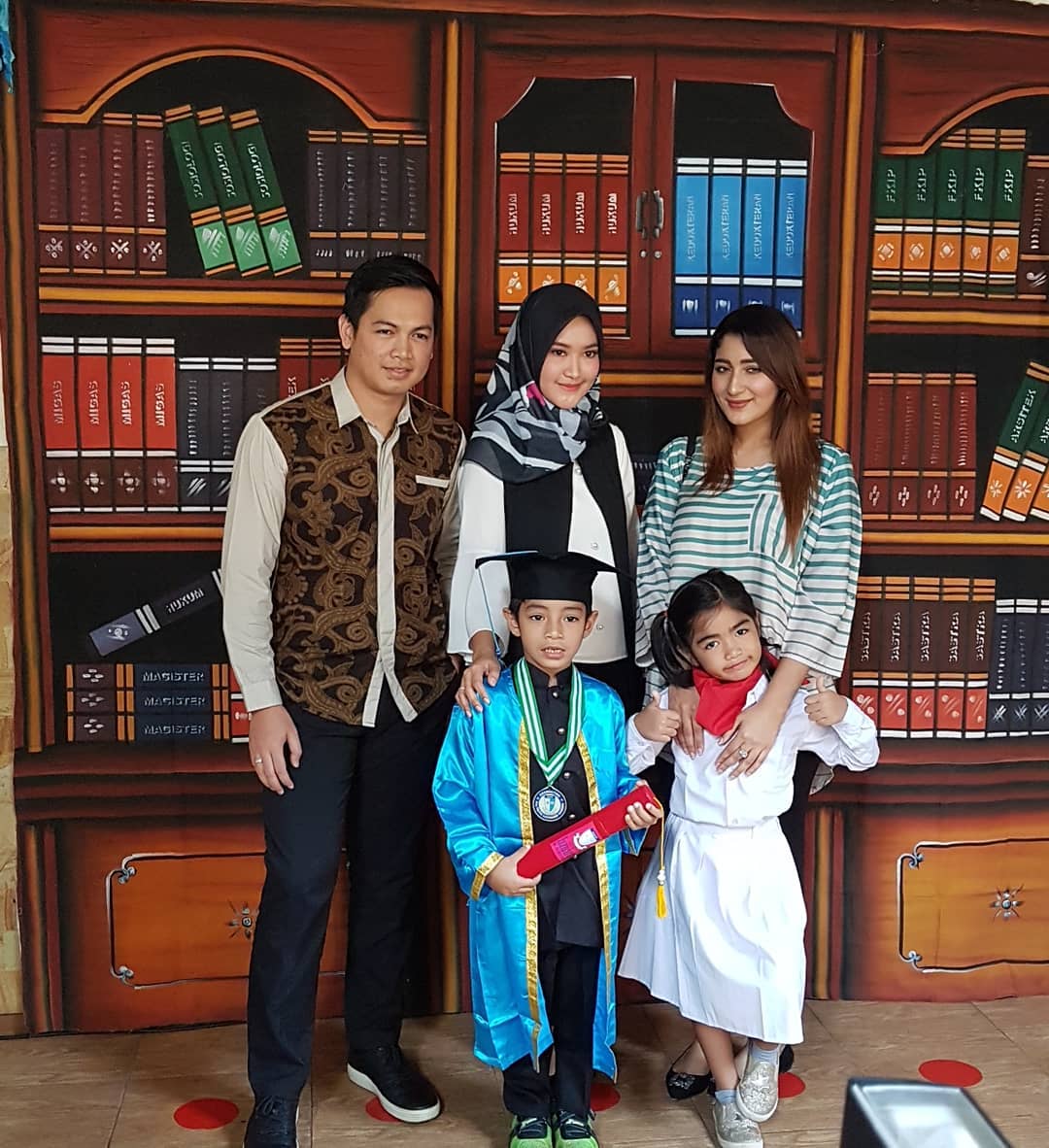 Salut! Meski Sudah Bercerai, 9 Mantan Pasangan Artis ini Tetap Hadir Bersama di Acara Wisuda sang Anak